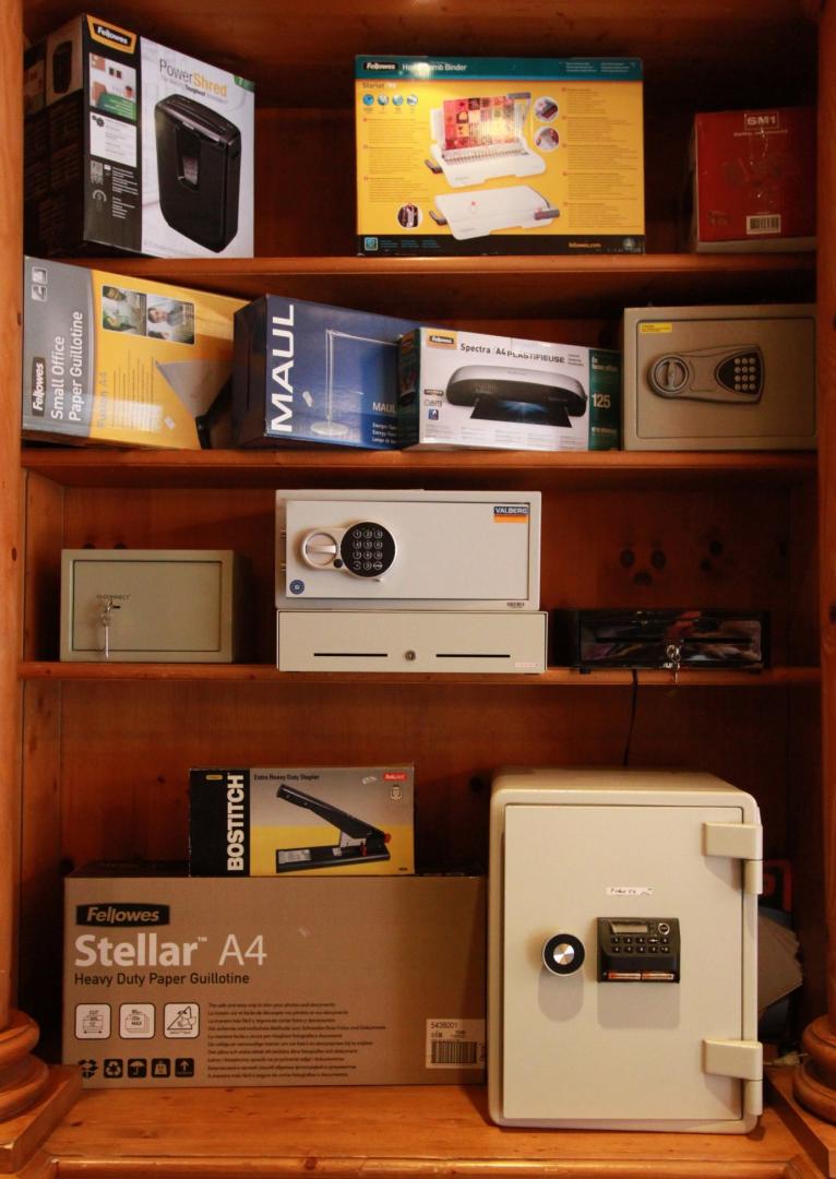 imprimante, relieuse, destructeur, lampes de bureau, grands perforateurs et coffres forts